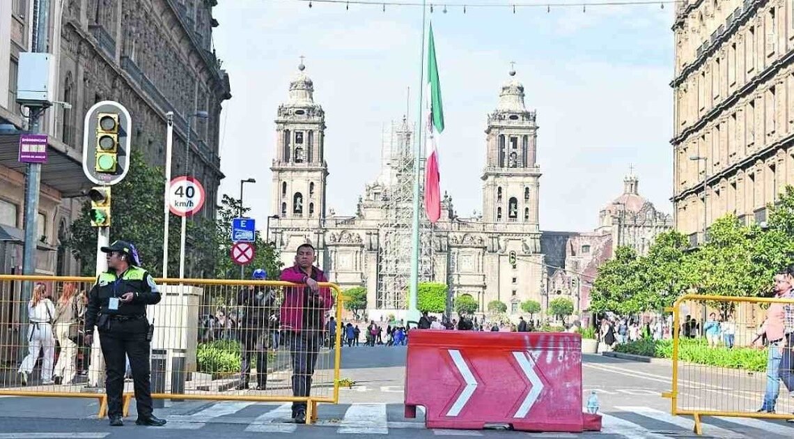 Disfrutan de primer fin de semana sin autos en Zócalo de CDMX Disfrutan de primer fin de semana sin autos en Zócalo de CDMX