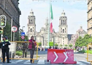 Disfrutan de primer fin de semana sin autos en Zócalo de CDMX