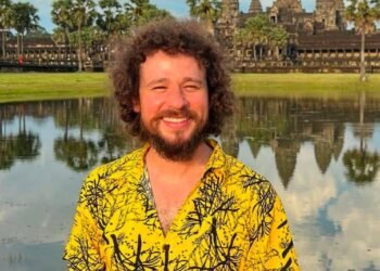 Luisito Comunica denuncia extorsión en aeropuerto de Nigeria