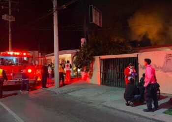 Oficiales rescatan a hombre en silla de ruedas durante incendio