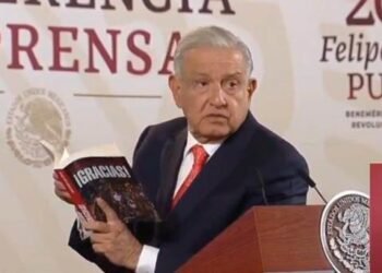 AMLO presume el primer ejemplar de su próximo libro ‘¡Gracias!’