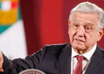 AMLO descarta que su gobierno compre Telmex, tras comentario de Carlos Slim