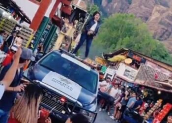 Una mujer sube a una patrulla de policía para bailar