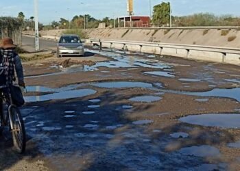 ¡No es la Luna! Brotan baches y aguas negras en Navojoa
