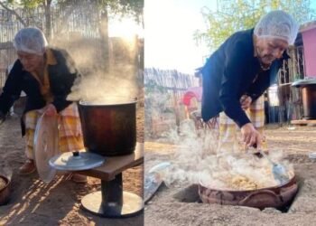 María Elena sigue preparando capirotada a la leña a sus 86 años
