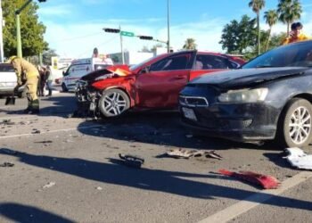 Choque en bulevar Luis Encinas deja a dos personas lesionadas