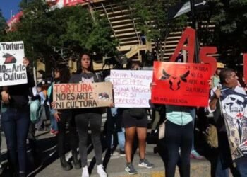 Manifestantes protestan previo a la corrida de aniversario en la Plaza México