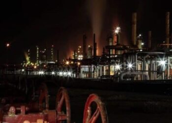 Explosión de caldera de una refinería deja al menos 8 lesionados