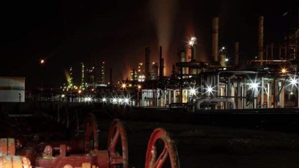 Explosión de caldera de una refinería deja al menos 8 lesionados Explosión de caldera de una refinería deja al menos 8 lesionados
