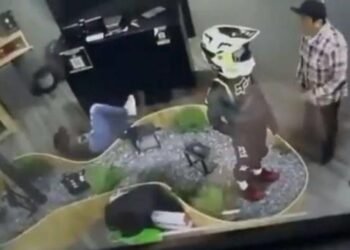 Gerente propina fuerte golpiza a empleada de tienda deportiva