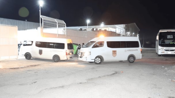 Rescatan a migrantes que viajaban en vagones del tren en El Tazajal Rescatan a migrantes que viajaban en vagones del tren en El Tazajal