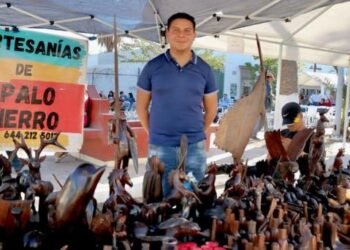 Martín sigue el legado de su padre con el tallado de figuras de palo fierro