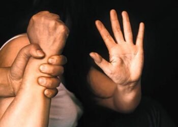 Hombre agrede a su pareja durante transmisión de Facebook