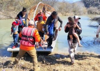 Rescatan a más de 70 migrantes en el Río Bravo; tres personas murieron