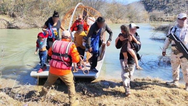 Rescatan a más de 70 migrantes en el Río Bravo; tres personas murieron Rescatan a más de 70 migrantes en el Río Bravo; tres personas murieron