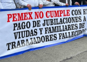 Viudas de trabajadores de Pemex piden a AMLO atender tema de pensiones