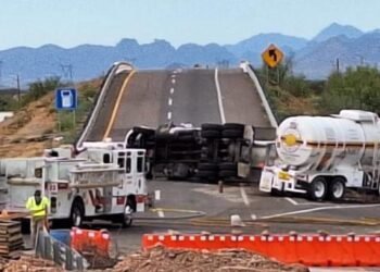 Cierran tramo carretero Guaymas-Hermosillo por volcamiento de pipa