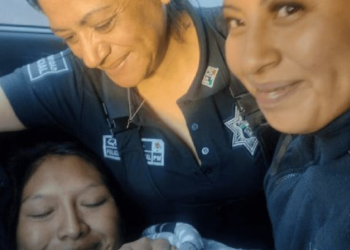 Policías del Estado de México atienden a mujer embarazada