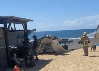 Desplome de avioneta en playa de Puerto Escondido deja al menos un muerto