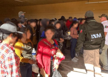 Rescatan a un centenar de migrantes en casa abandonada de Santa Ana