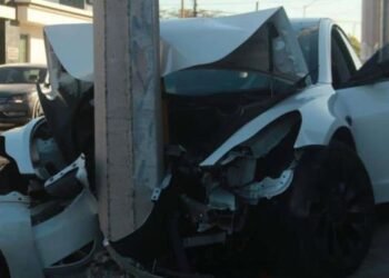 Tesla choca contra poste de concreto en la colonia San Benito