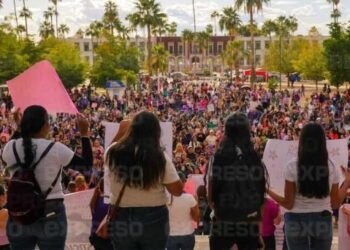Marchan mujeres por el Día Internacional de la Mujer en Hermosillo