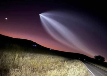 Elon Musk vuelve a sorprender: Falcon 9 de SpaceX ilumina el cielo nocturno