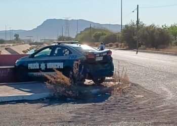 Policía es trasladada de emergencia tras choque automovilístico