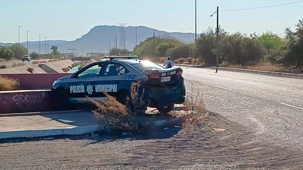 Policía es trasladada de emergencia tras choque automovilístico Policía es trasladada de emergencia tras choque automovilístico