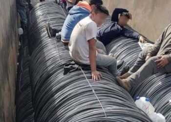 Migrantes viajaban entre rollos de alambre de un tren en Empalme