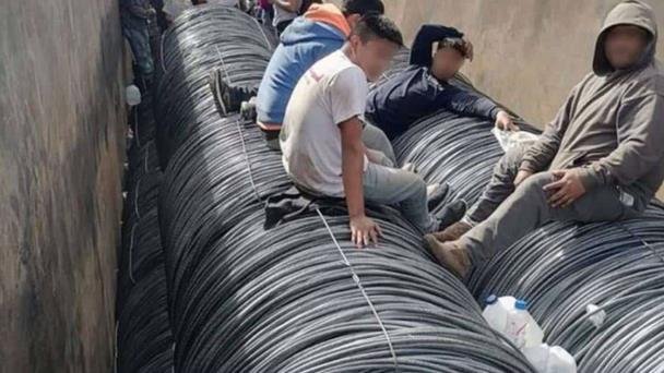 Migrantes viajaban entre rollos de alambre de un tren en Empalme Migrantes viajaban entre rollos de alambre de un tren en Empalme