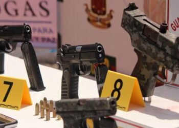 Mujer usaba Facebook para vender armas; es detenida
