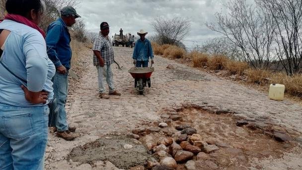 Alamenses se organizan para tapar baches Alamenses se organizan para tapar baches