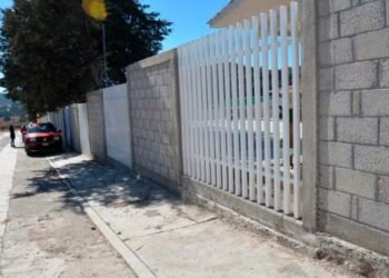 Hombre intenta huir tras impactar contra escuela primaria; es detenido