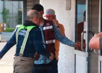 Trasladan de urgencia a bomberos lesionados por explosión en Mesa del Seri
