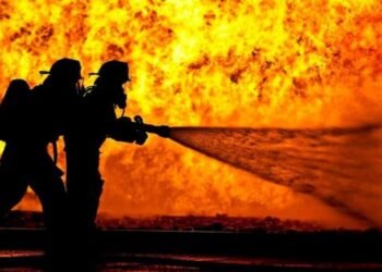 Incendio consume bodega de plásticos en Culiacán