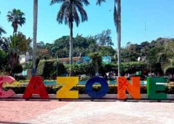 Arrojan cuerpos desmembrados junto a letras turísticas