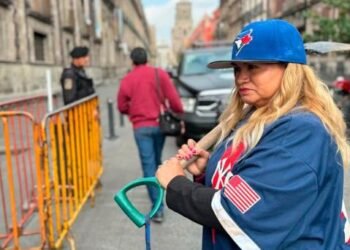 Madre buscadora exige reunirse con AMLO, esta vez vestida de beisbolista