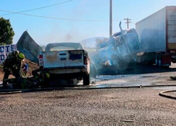 Camioneta se incendia tras aparatoso choque contra tráiler en Cajeme