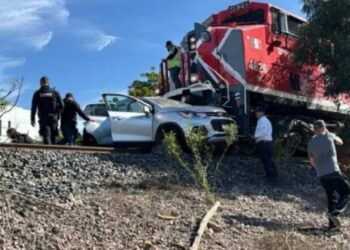 Tren de carga embiste a madre e hijo en Sinaloa
