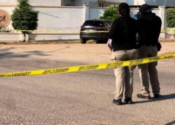 Atacan a padre e hijo menor de edad a balazos