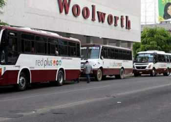 Joven salta por ventana de transporte público por acoso del chofer