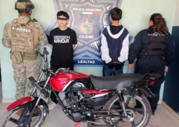 Detienen a jóvenes de 15 y 18 años de edad por robo de motocicleta