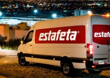 Detienen a dos policías de investigación por robar camioneta de paquetería