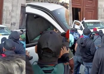Normalistas de Ayotzinapa derriban puerta de Palacio Nacional