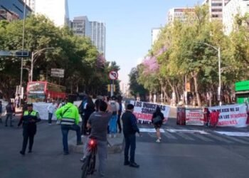 Bloqueo de artesanos en Paseo de la Reforma termina en trifulca