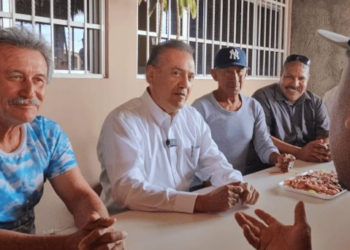 Manlio Fabio Beltrones escucha a los pescadores de Guaymas