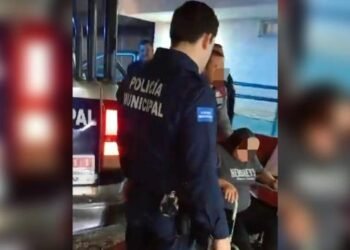 Policía de Hermosillo auxilia a mujer embarazada