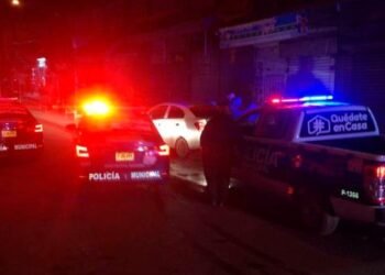 Detienen a 3 hombres que transportaban un cadáver en Neza