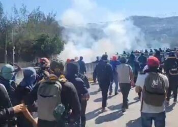 Normalistas de Ayotzinapa atacan Fiscalía de Guerrero tras fuga de policía